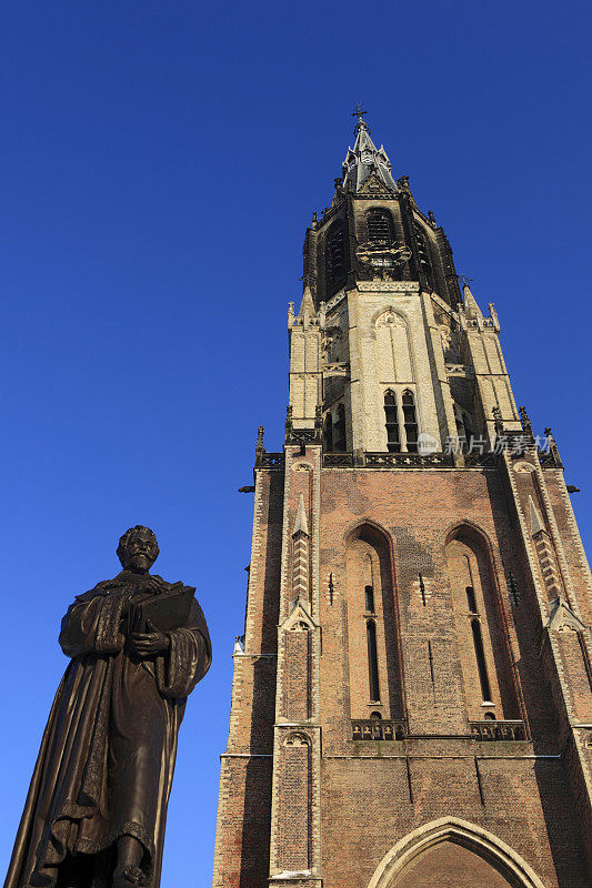 Nieuwe Kerk，前面有雨果·格老秀斯的雕像